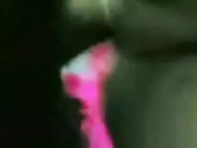 मोहक श्याम्या उडवत आहे आणि बेडरूममध्ये हार्ड पेंकर चालवत आहे