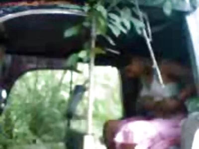 काळ्या महाविद्यालयीन मुली आइस्क्रीमसह पुसी विकण्याचे ठरवतात