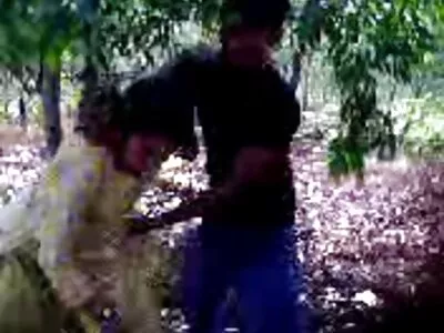 किशोर बेब घाणेरडे बोलते तर चरबीच्या कोंबड्यासह छिद्र पाडते