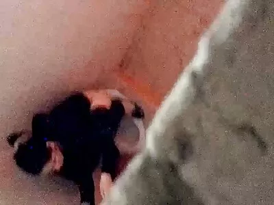 मांजरीचे कान असलेले शरारती कुत्री पुरुषाच्या कठोर सॉसेजची पूजा करतात