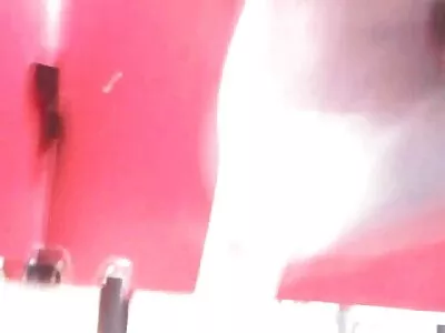श्यामला हौशी क्यूटी कार मध्ये एक क्षुद्र चोच चोखत आहे