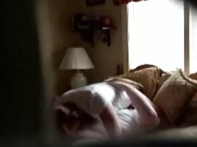 गोरी मुलगी तिच्या गुद्द्वारात येण्यापूर्वी एक मोठा लंड उडवते