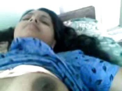 पेटीट रेडहेड मुलीला तिची घट्ट पुसी नष्ट होते