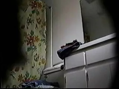 दोन सुंदर किशोरवयीन पिल्ले एचडी मध्ये एक मोठा पेकर शेअर करत आहेत