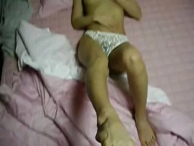 निंदक वर्गादरम्यान निर्बुद्ध शिक्षक बिंबो गोरा मारतो