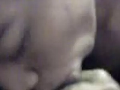 सुडौल हौशी तिच्या बॉयफ्रेंडला चित्रीत करत असताना चोखत आहे