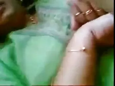 हेवी-ड्यूटी कोंबडा श्यामला आणि रेडहेड बेब ड्रिल करत आहे