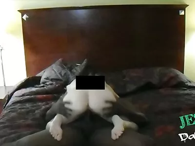 चांगला वेळ कसा काढायचा हे नर्डी जोडप्याला ठाऊक आहे आणि खूप कठीण आहे