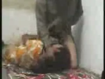 मुलीला चटईवरील खडबडीत बूब्ड इन्स्ट्रक्टरने चाटले