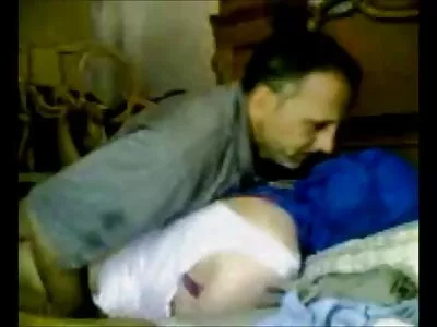 टॅटू आणि छेदलेल्या स्तनाग्र सह गोरा मोलकरीण नियोक्ता द्वारे fucked