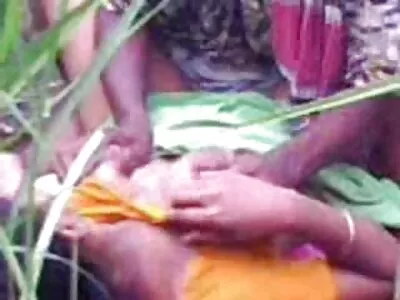 लॅटिन मनुष्य विनम्र आणि सडपातळ सावत्र मुलीसोबत उग्र सेक्स करतो