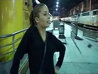 सेक्सी लेगिंग मध्ये पेटीट गोरा योग्य पेंकर चालवत आहे