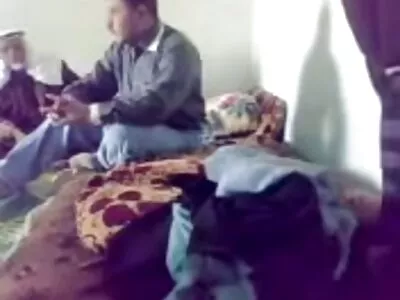 बिग डिक असलेला माणूस पुच्ची आणि तोंडात गरम श्यामला चोखत आहे
