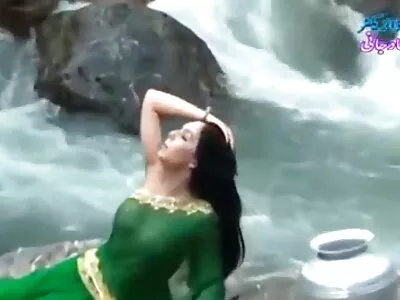 केली क्लासला तिरडी नव्हती पण आता ती मेकअप करणार आहे