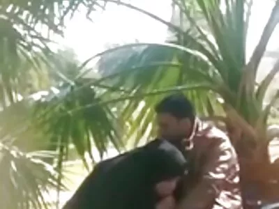 नाक टोचण्यासह फिकट त्वचेचा निम्फो बीबीसीला बटथोलमध्ये घेतो
