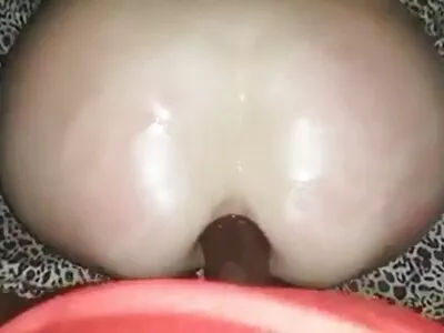 बाल्ड स्टॅलियन वेगवेगळ्या सेक्स पोझिशनमध्ये अमेरिकन वेश्याला चोखते
