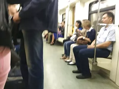 स्कीनी गोरा तिच्या पुच्चीच्या चलनासह भाडे देते.
