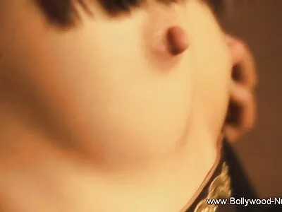 भुकेलेला गोरा एमआयएलएफ लिव्हिंग रूममध्ये त्रिशंकू सावत्र मुलासोबत मजा करतो