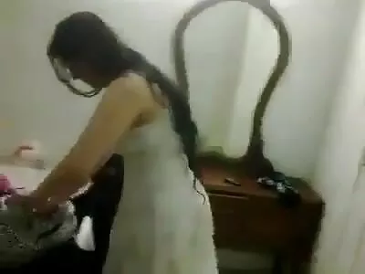 तरुण प्यारी वडिलांच्या जिवलग मित्रासोबत लाल पलंगावर मैत्री करते