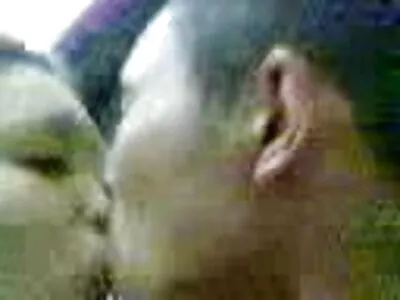 तरुण आईला एका मोठ्या काळ्या गृहस्थाकडून प्रेम मिळत आहे
