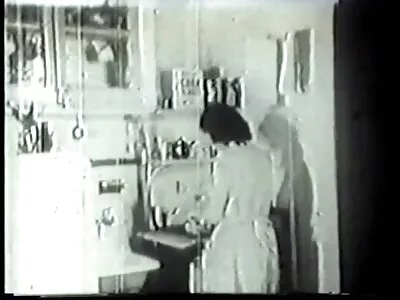 दोन उत्साही स्त्रिया एकमेकांची पुसी खाण्यासाठी खाली आहेत