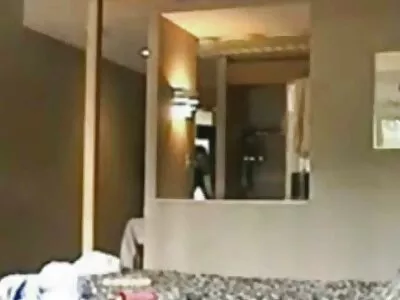 विनम्र श्यामला एक पट्टा वर गधे fucked होते