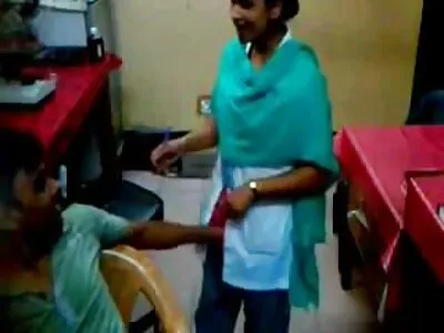 सुडौल बुकवर्म स्ट्रॅपॉनसह बिंबो ब्लोंड रूममेटवर वर्चस्व गाजवते