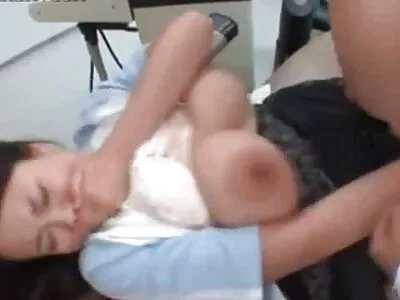 उंच महिला रिकाम्या बारमध्ये चांगल्या प्रकारे त्रिशंकू अनोळखी व्यक्तीसोबत गुदा सेक्स करते