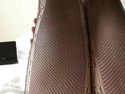 लहान युरो मुलगी तिच्या सुंदर प्रियकराला प्रसन्न करते