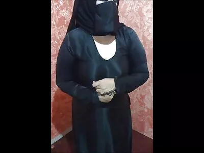 गडद केस असलेली वेश्या लेटेक्स ग्लोव्हज मध्ये काळ्या माणसाने गांड मध्ये चोदली