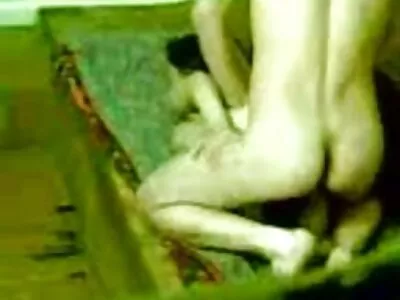 लाल केस असलेल्या बेलेला घराबाहेर आणि घरी हस्तमैथुन करायला आवडते