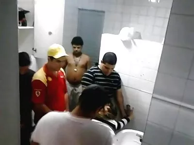 सुबक गोरा कपडे आणि बोटांची पुच्ची लिव्हिंग रूममध्ये