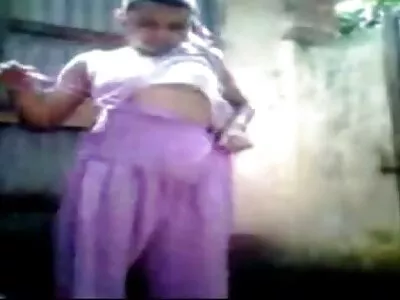 किशोरवयीन गोरा च्या घट्ट पुसीच्या आत बिग डिक अदृश्य होते