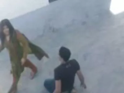 लहान श्यामला ओरल सेक्स मध्ये तिचे कौशल्य दाखवते