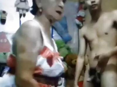 निष्पाप दांपत्याला तिच्या शेव्ड गुलाबी पुच्चीत एक अक्राळविक्राळ डोंग मिळते