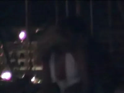 मोठ्या स्तन पट्ट्यांसह चमकदार गोरा आणि गरम एक blowjob देते