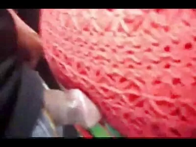 काळे आणि गोरे केस असलेल्या स्त्रिया तिघांमध्ये भाग घेतात