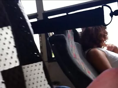 गरम गोरा हळूहळू तिचे कामुक कपडे काढून घेते आणि हस्तमैथुन करते
