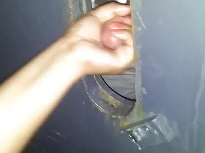 कुशल एजंट नवख्याला त्याच्या हॉटेलच्या खोलीत झटपट सेक्स करण्यास प्रवृत्त करतो