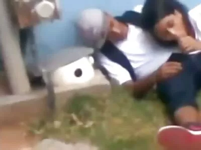 निष्पाप blondie POV मध्ये एक डिक चोखण्यास तयार आहे
