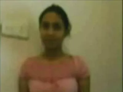 लांब पाय असलेल्या मॉडेलने प्रचंड लाल डिल्डोसह खेळण्यासाठी कपडे घातले