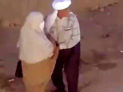 लाल केस असलेल्या पिल्लाला दुसऱ्या शहरात येताच संभोग होतो