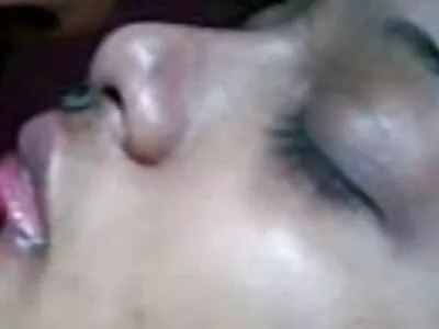 दोन लेस्बियन शांत उन्हाळ्याच्या वेळेस आनंदाने एकत्र येतात आणि एकत्र येतात