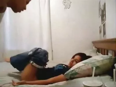 रेडहेड मुलीला तिच्या मित्राच्या वडिलांकडून चोदले जात आहे